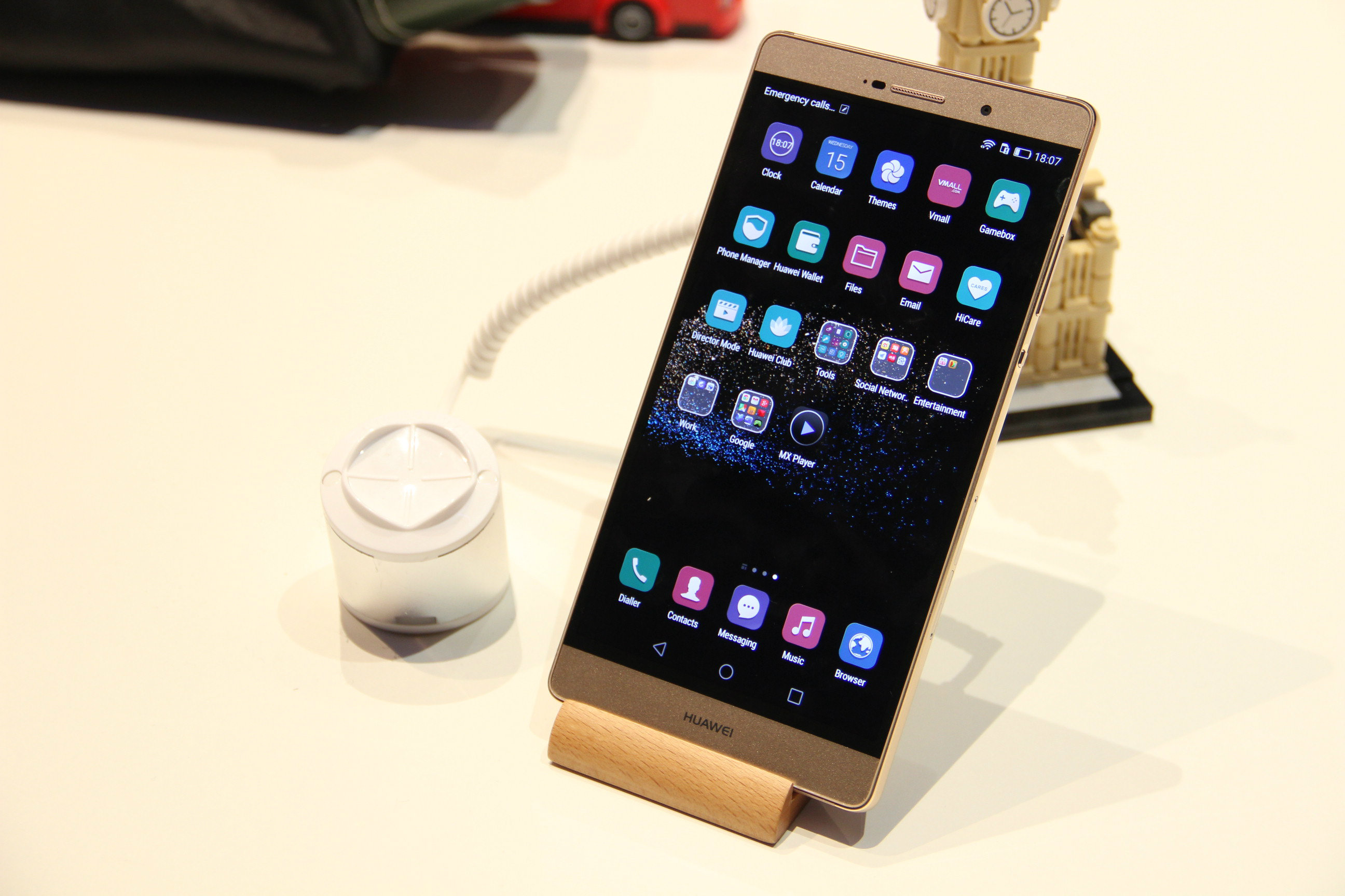 华为P8 Max试玩图赏 让旗舰更大更极致，配件销售及维修服务全面解析